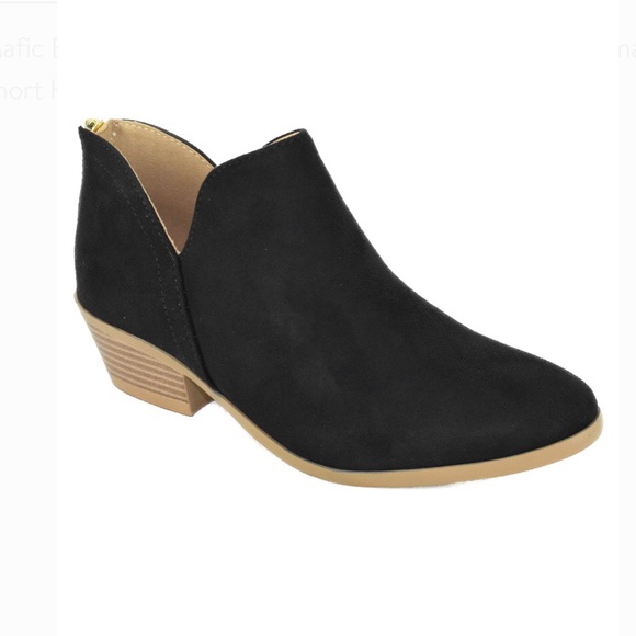 Soda Shoes - 1 LEFT size 6 Black/brown trimming ankle booties